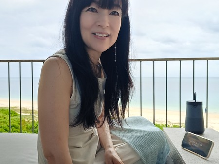 ただお顔に触れているだけに見えるでしょうね。・・それが華世の美容気功です